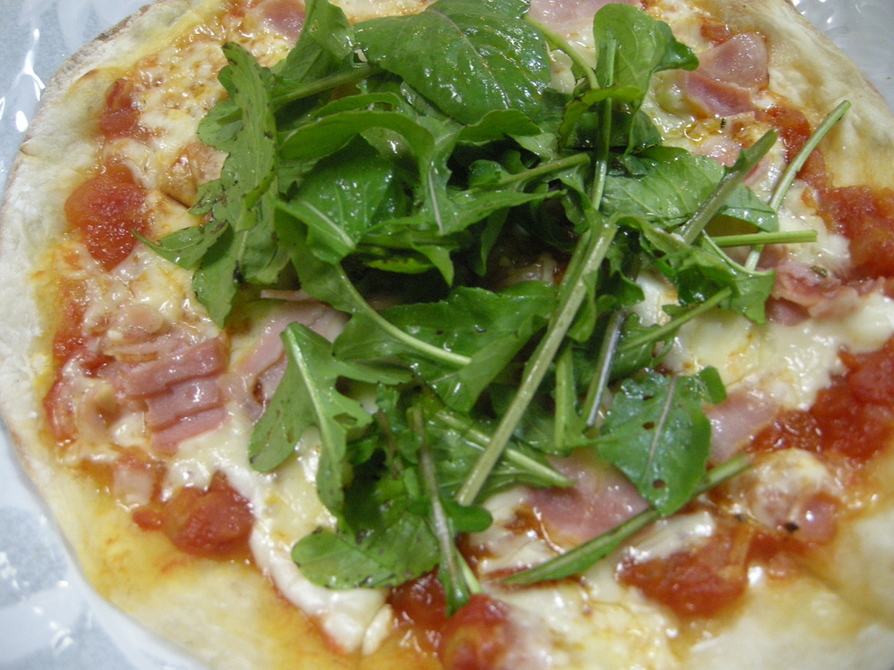 ベーコン＆ルッコラのピザの画像