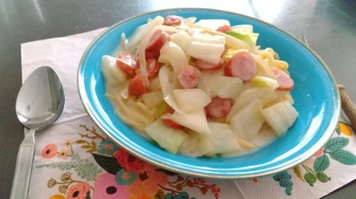 白菜と玉ねぎとソーセージのクリームパスタの写真