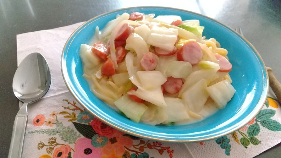 白菜と玉ねぎとソーセージのクリームパスタの画像