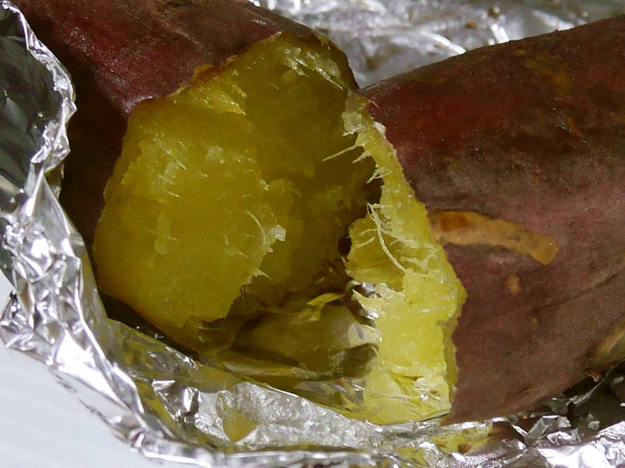 石焼芋ホイルで出来た芋の画像