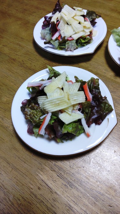 レタスとポテトチップスの簡単サラダ♪の写真