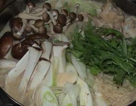 秋の夜長のきのこ鍋 醤油ベースの豆乳鍋