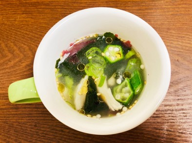 生姜で温かく鶏肉入り海藻スープの写真