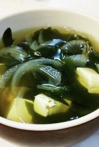 ワカメ・玉ねぎ・豆腐スープ。