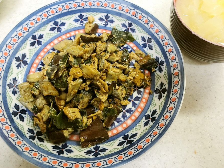 茄子とワカメの卵炒め＆白菜と玉葱の味噌汁の画像