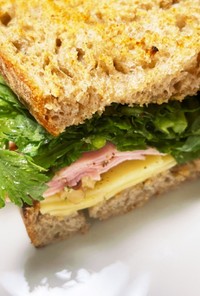 食べやすい春菊とチーズのサンドイッチ