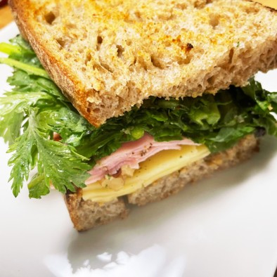 食べやすい春菊とチーズのサンドイッチの写真