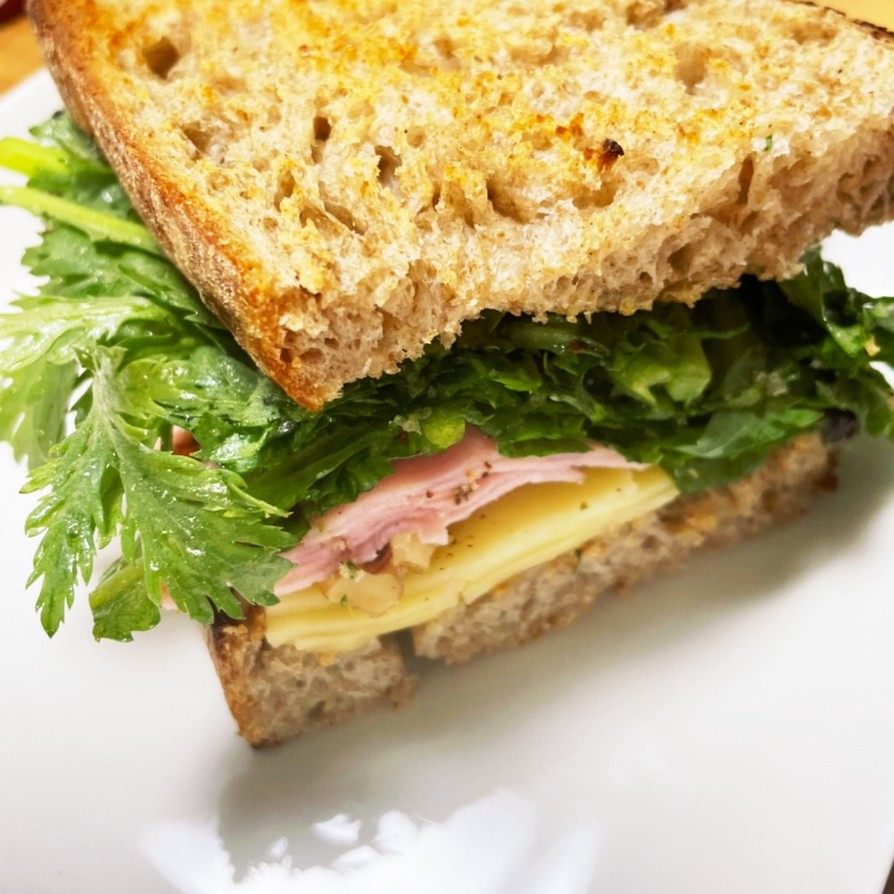 食べやすい春菊とチーズのサンドイッチの画像