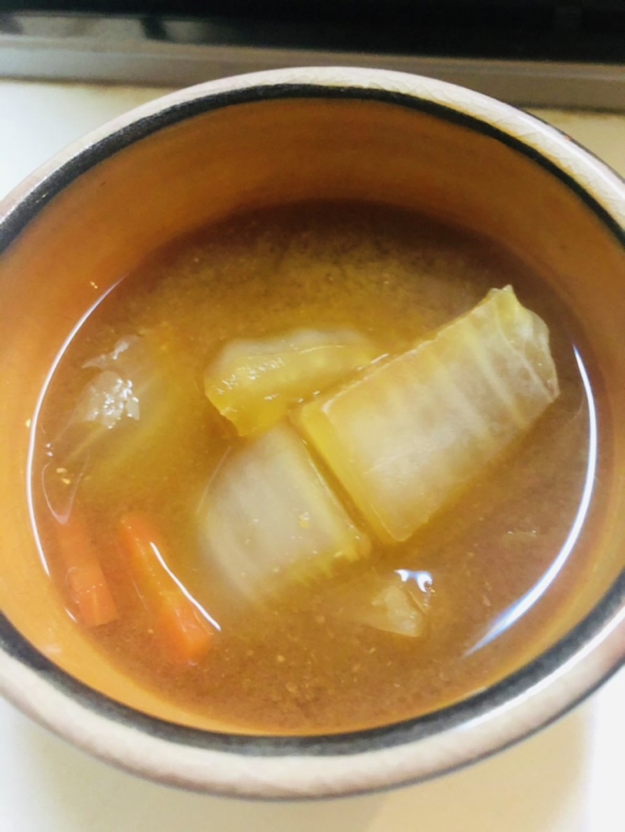 甘みたっぷり！白菜とにんじんのお味噌汁の画像