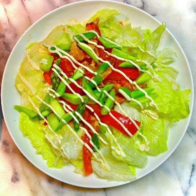 トマトベーコンをドレッシングにしたサラダの写真