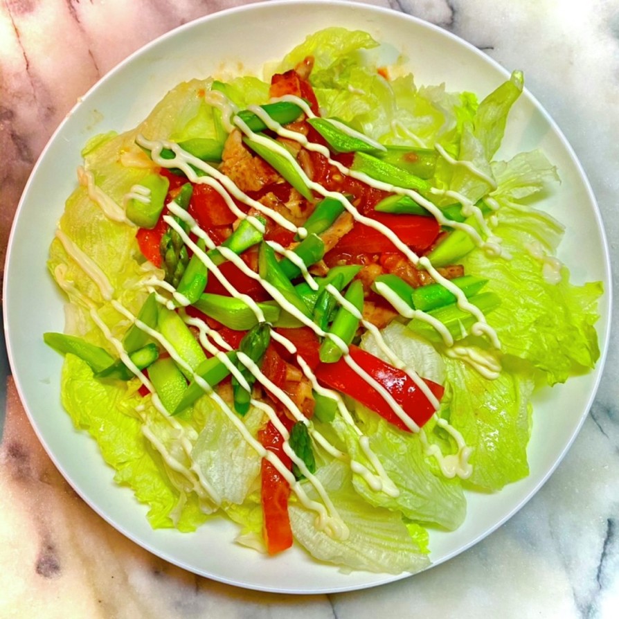 トマトベーコンをドレッシングにしたサラダの画像