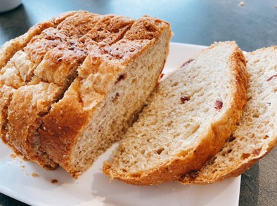 ライ麦&全粒粉のクランベリーご飯食パンの写真