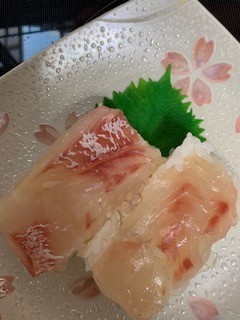 鯛の昆布〆と鯛の押し寿司の画像