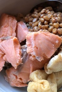 納豆と鮭・油揚げのご飯