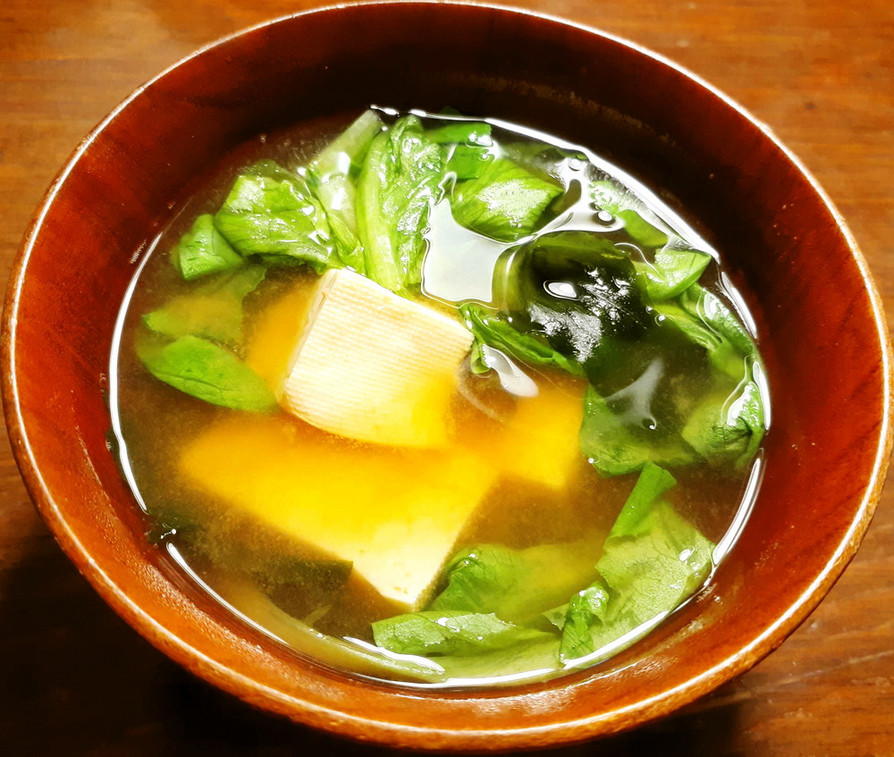 豆腐、レタス、若布のお味噌汁の画像