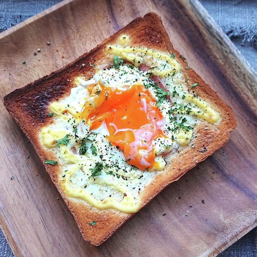 食パンにハム卵マヨネーズトーストの画像