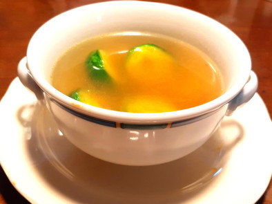 甘い芽キャベツだけのスープ　発酵玉葱の写真