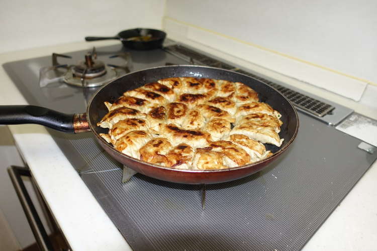 一口両面焼き餃子 博多鉄鍋風 レシピ 作り方 By ムサシノキスゲ クックパッド 簡単おいしいみんなのレシピが359万品