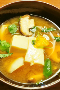 ゆり根、椎茸、豆腐のお味噌汁