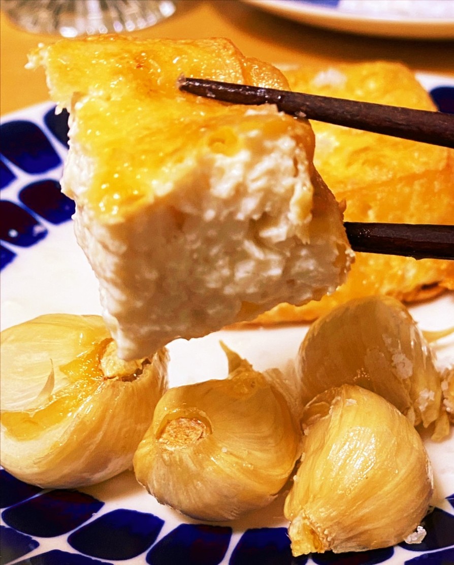 木綿豆腐で揚げたて厚揚げとにんにく素揚げの画像