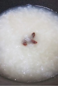 鶏ガラで作る中華粥に、クコの実です。