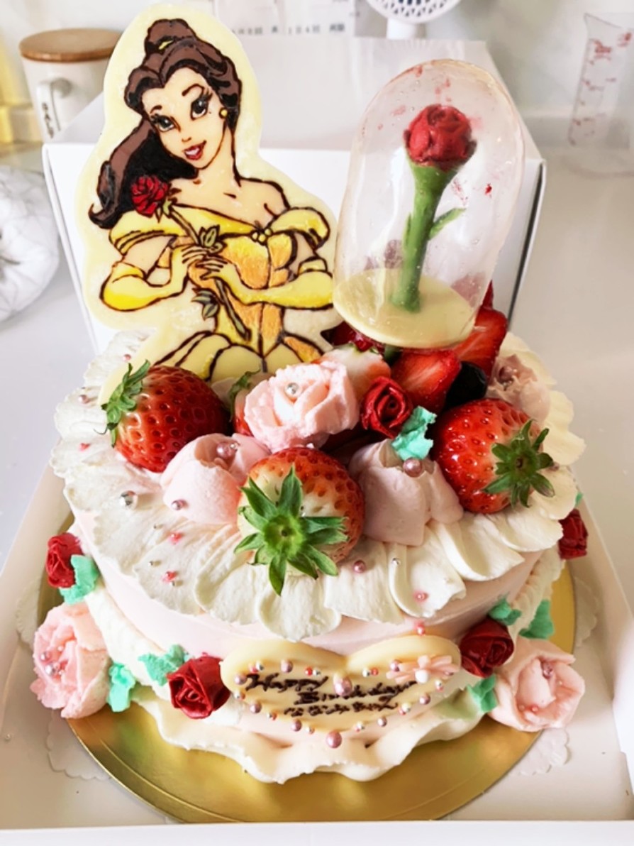 ベルと薔薇のバースデーケーキ♡の画像