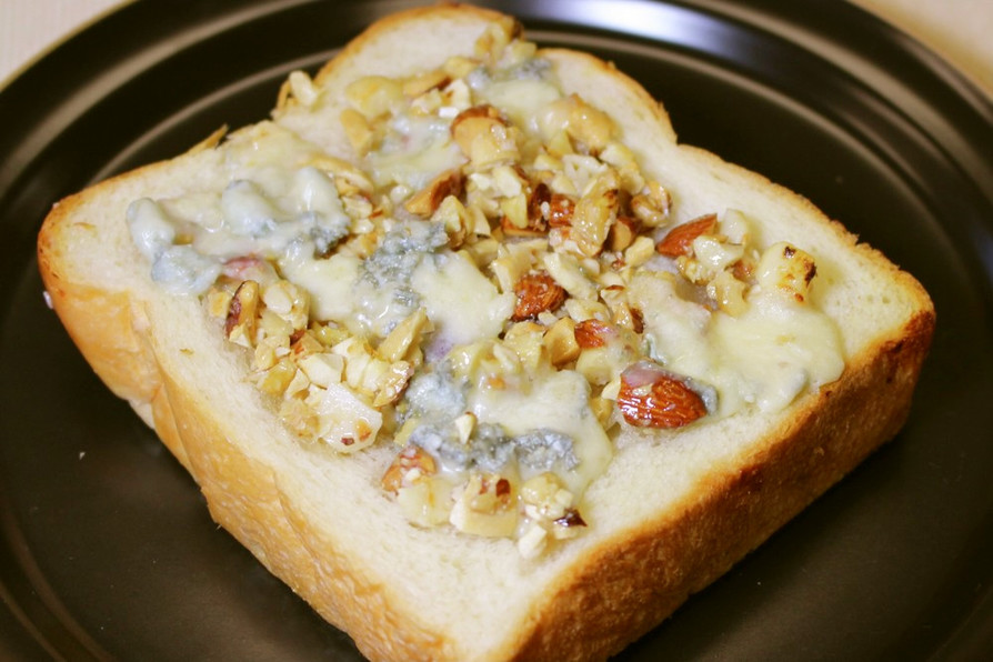 ハニーミックスナッツのチーズトーストの画像