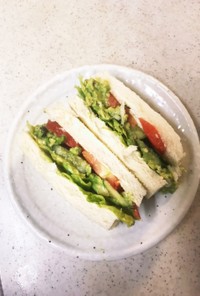 食パンでアボカド野菜サンドイッチ
