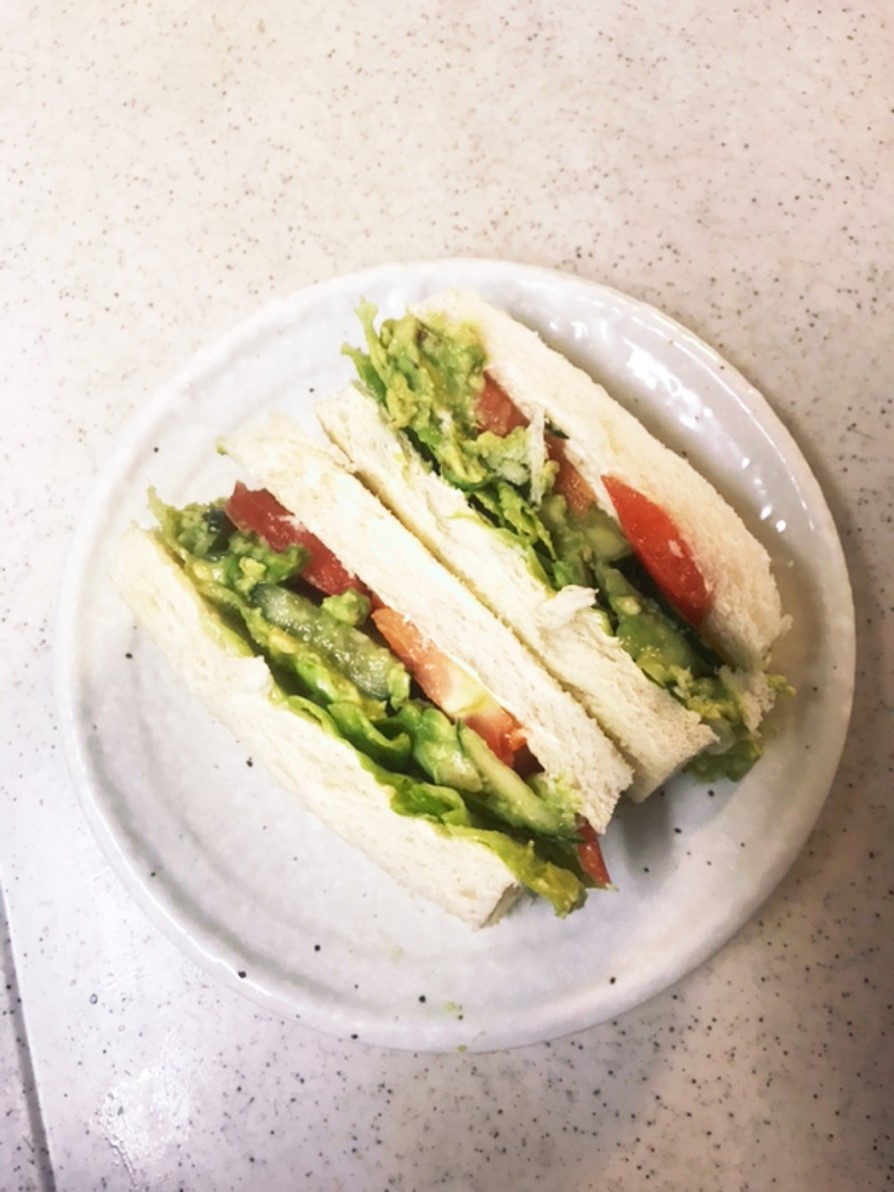 食パンでアボカド野菜サンドイッチの画像