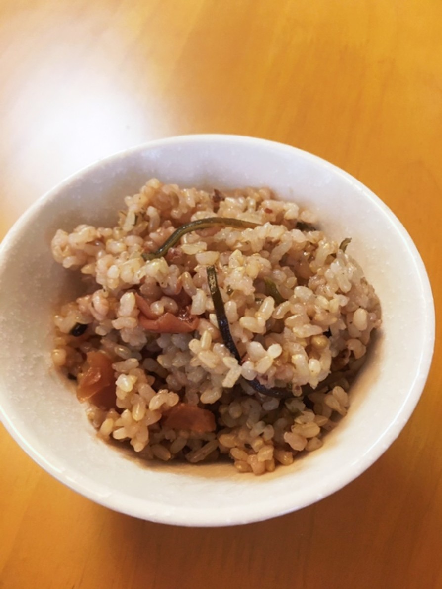 梅干しと塩昆布の玄米ご飯の画像