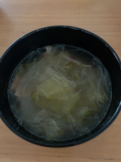 白菜とベーコンの春雨スープの写真