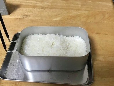 2種類のメスティンの水加減〜白米炊き〜の写真