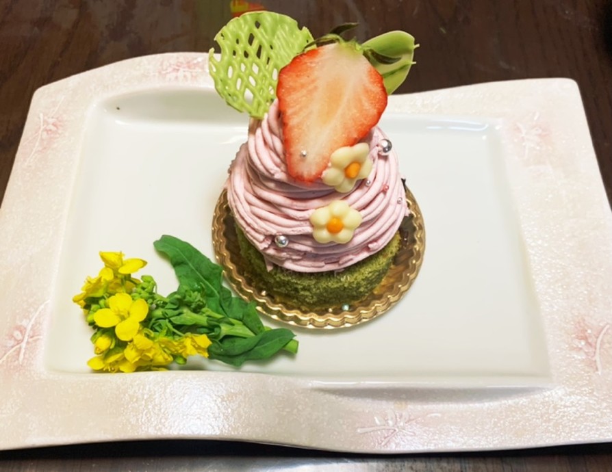 苺と桜のモンブラン♡の画像