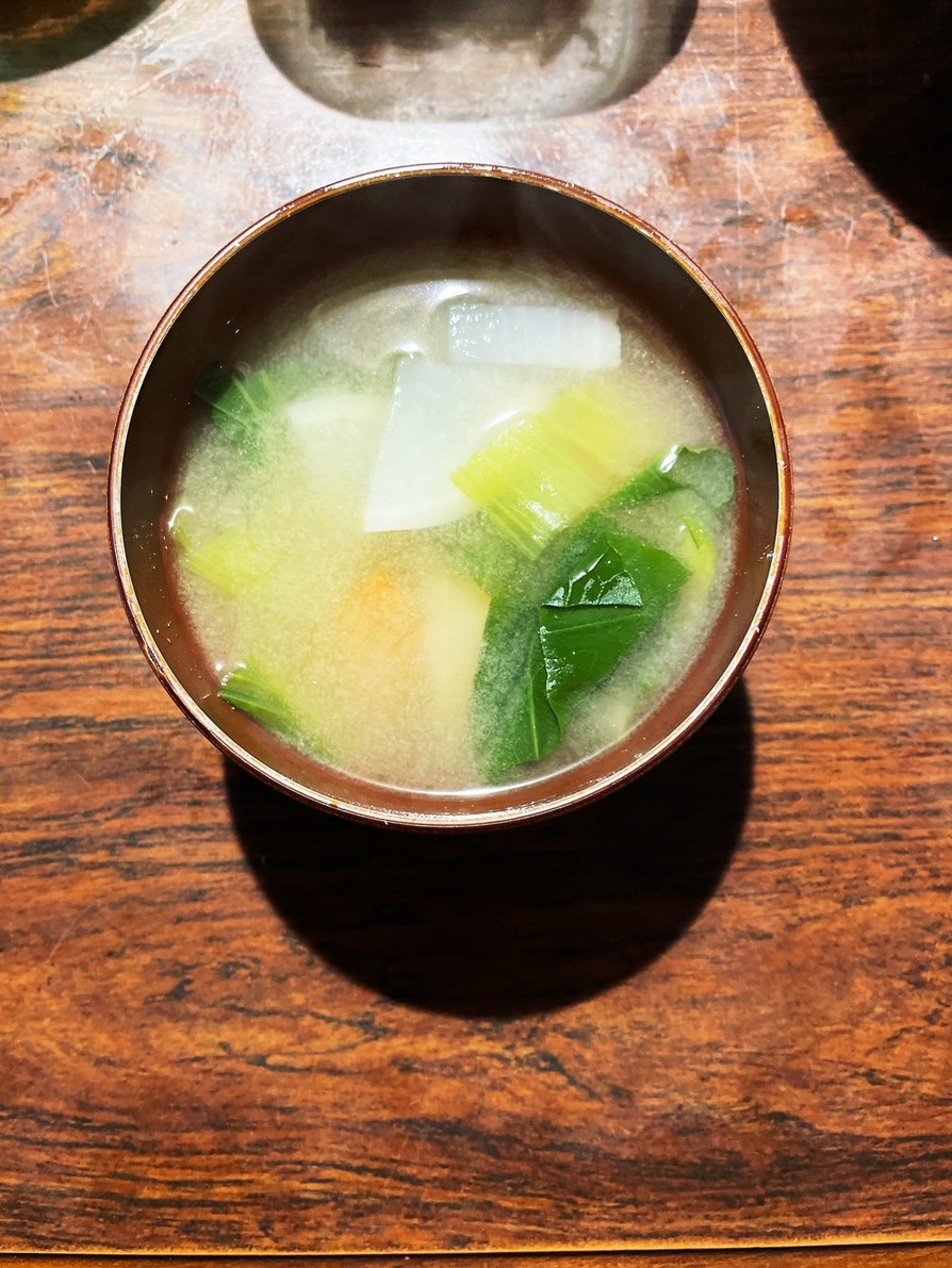 根菜と小松菜味噌汁の画像