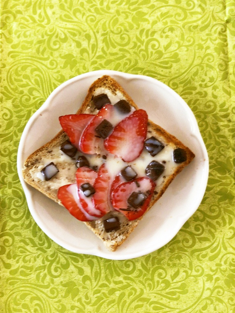 苺とハイカカオチョコ♡に練乳トーストの画像