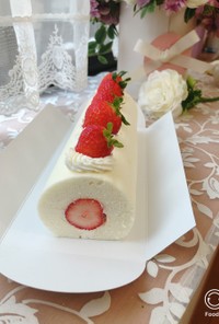 苺の純白ロールケーキ