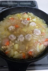 冷蔵庫の残り野菜と肉団子のスープ