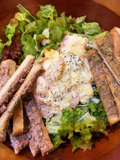 食べるタルタルソース海老とたまごのサラダの写真