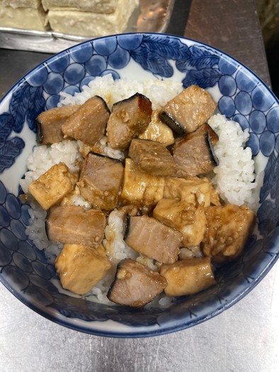 豆腐とカツオの生姜焼き丼の写真