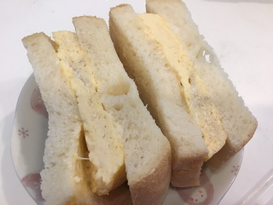 厚焼き玉子のサンドイッチの画像