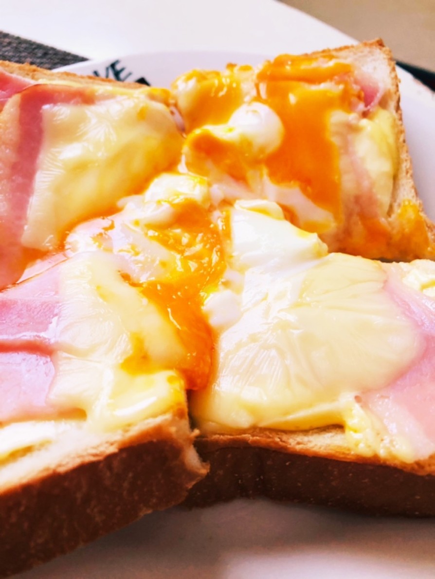 半熟卵とベーコンチーズのトロトロトーストの画像