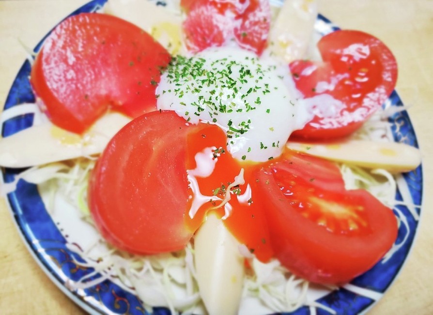 トマトとチーカマの温玉のせサラダの画像