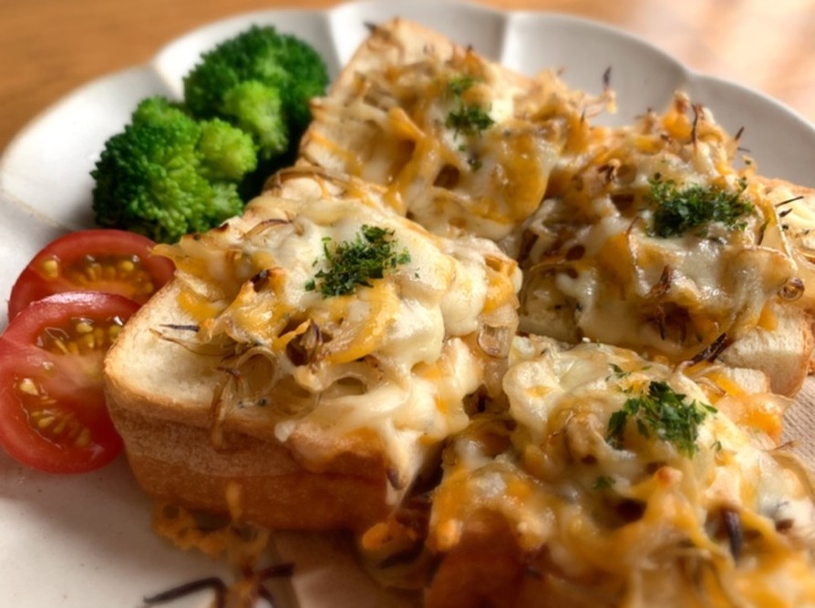 雑魚と玉ねぎのカリふわチーズトーストの画像