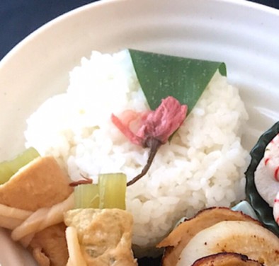 笹葉　桜ご飯　の写真
