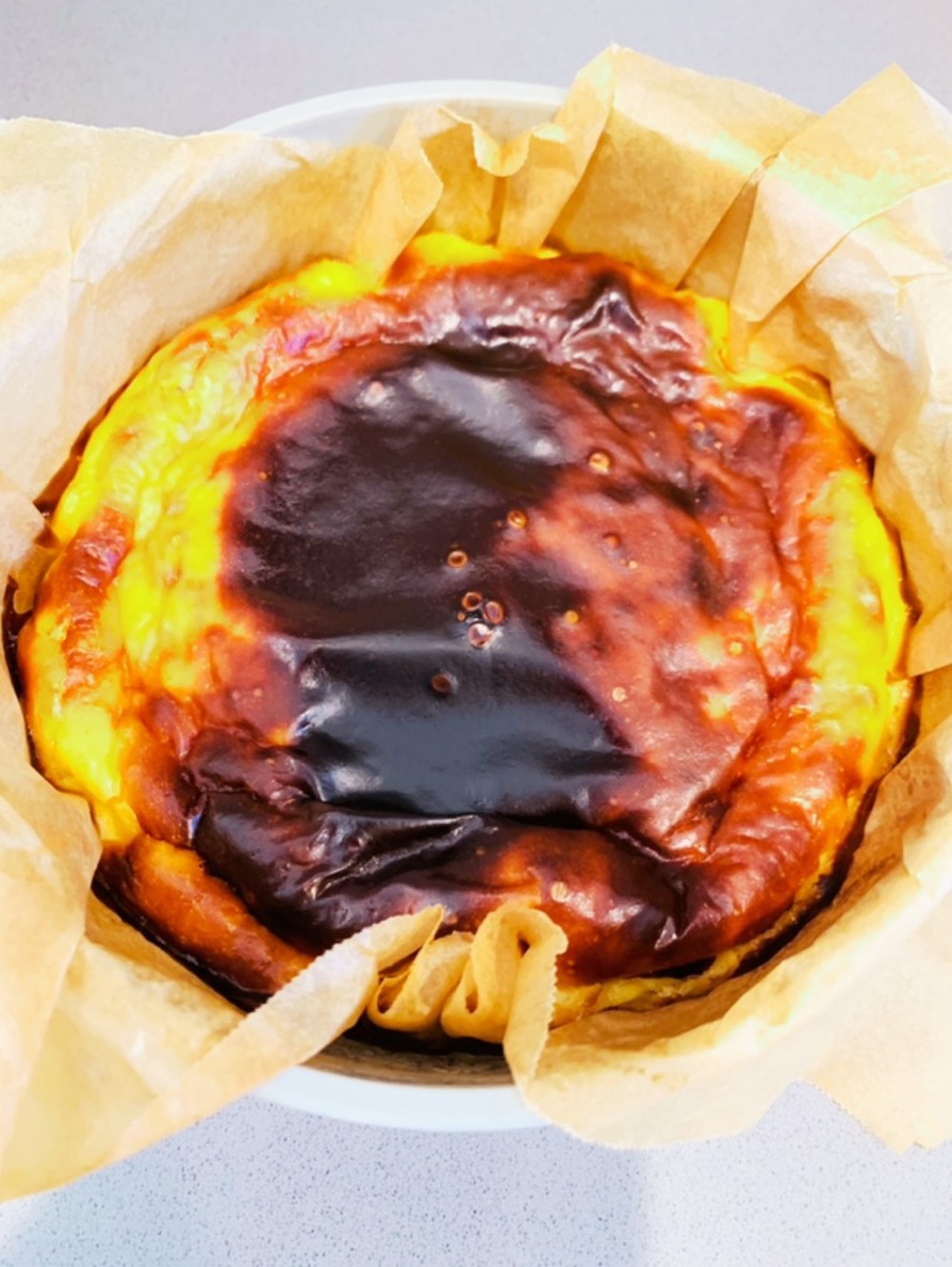 綺麗に焼けるバスクチーズケーキの画像
