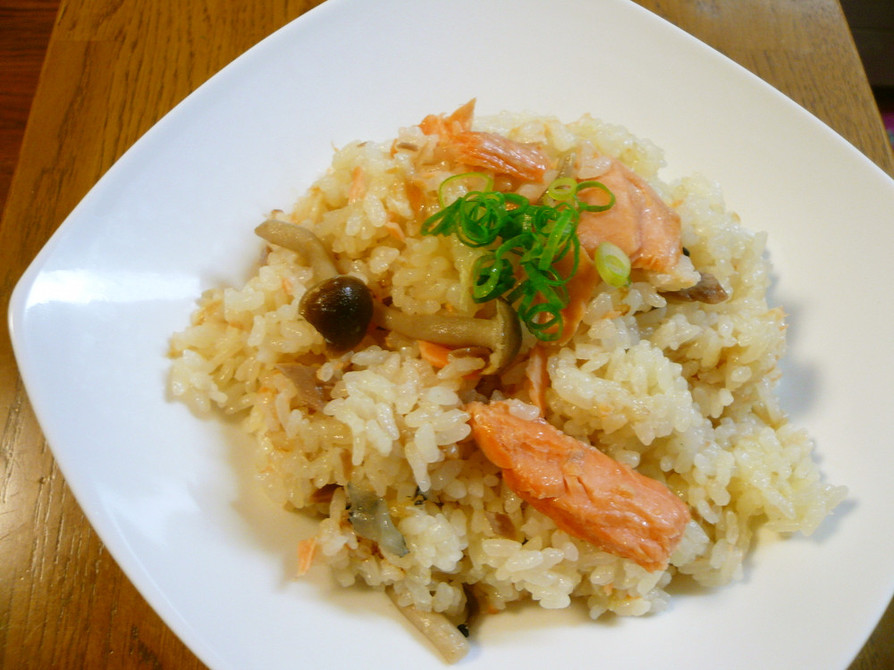 炊飯器で簡単☆鮭としめじのマヨピラフの画像