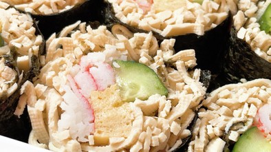 豆腐皮（豆葉）蕎麦寿司風海苔巻きの写真