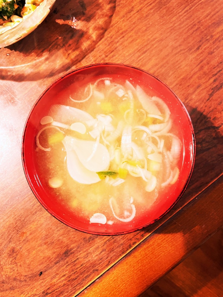新玉ねぎと大根菜のネギ入り味噌汁の画像