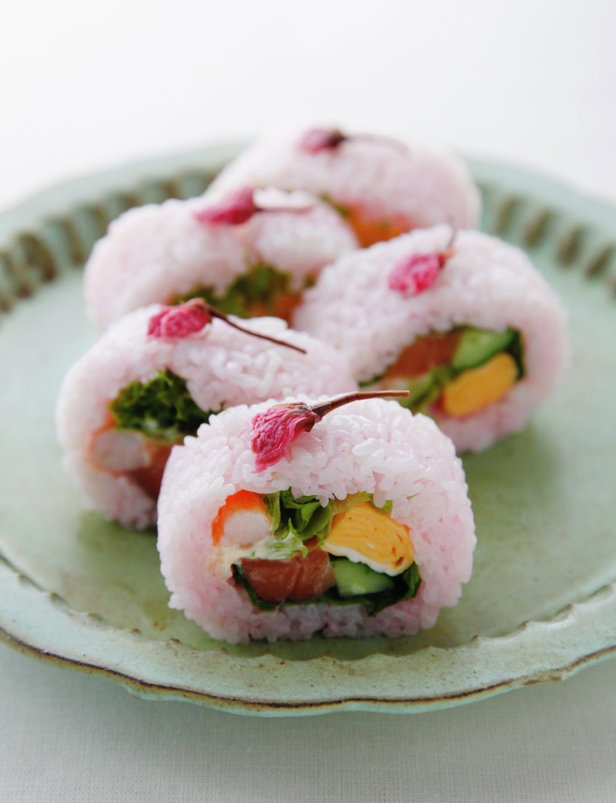 桜色の巻き寿司の画像