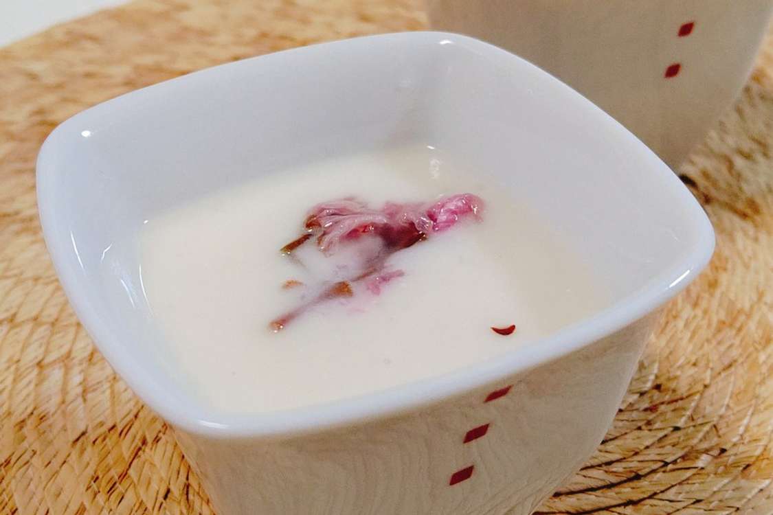 酒粕で作る甘酒 桜の花塩漬のせ レシピ 作り方 By スカイチェリー クックパッド 簡単おいしいみんなのレシピが378万品